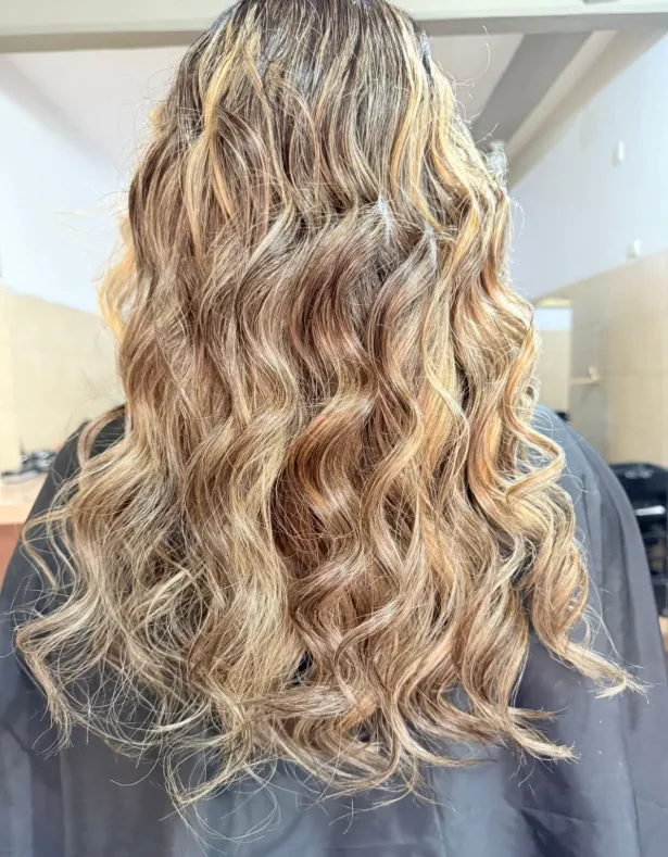 Después de corrección de color con ondas y tonos rubios
