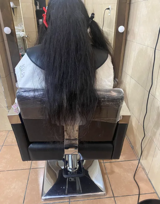 Antes de corrección de color con cabello oscuro