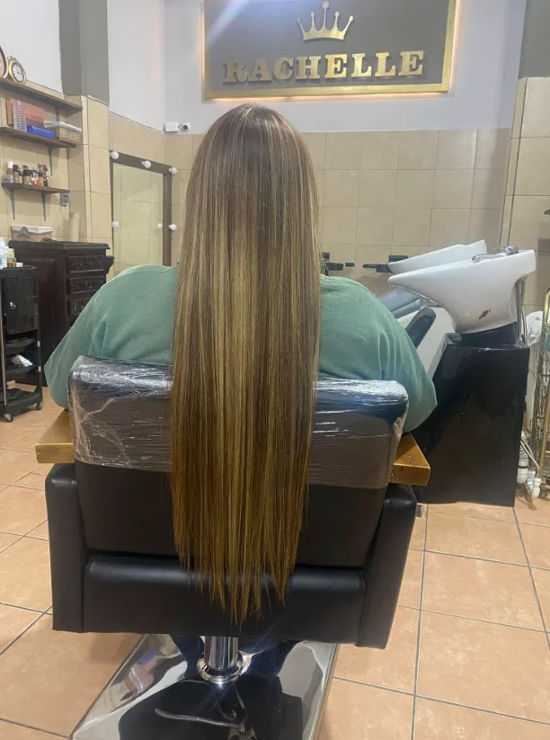 Después de corrección de color con acabado liso y reflejos miel