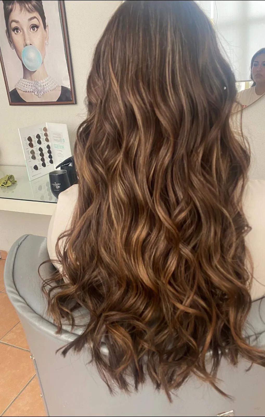 Cabello largo con ondas y mechas cálidas