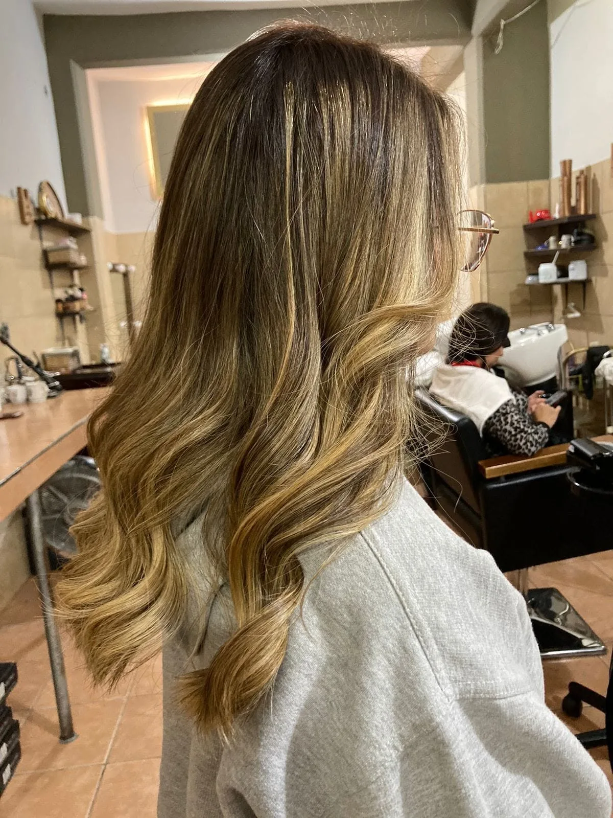 Balayage rubio beige con ondas suaves