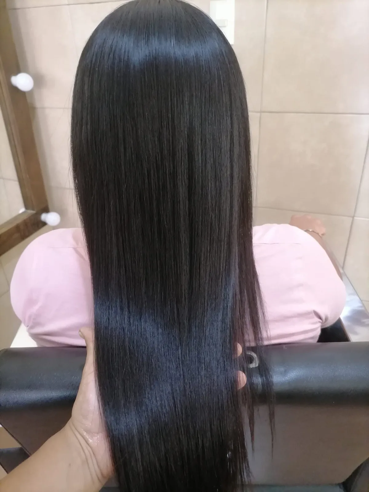 Cabello negro lacio y brillante