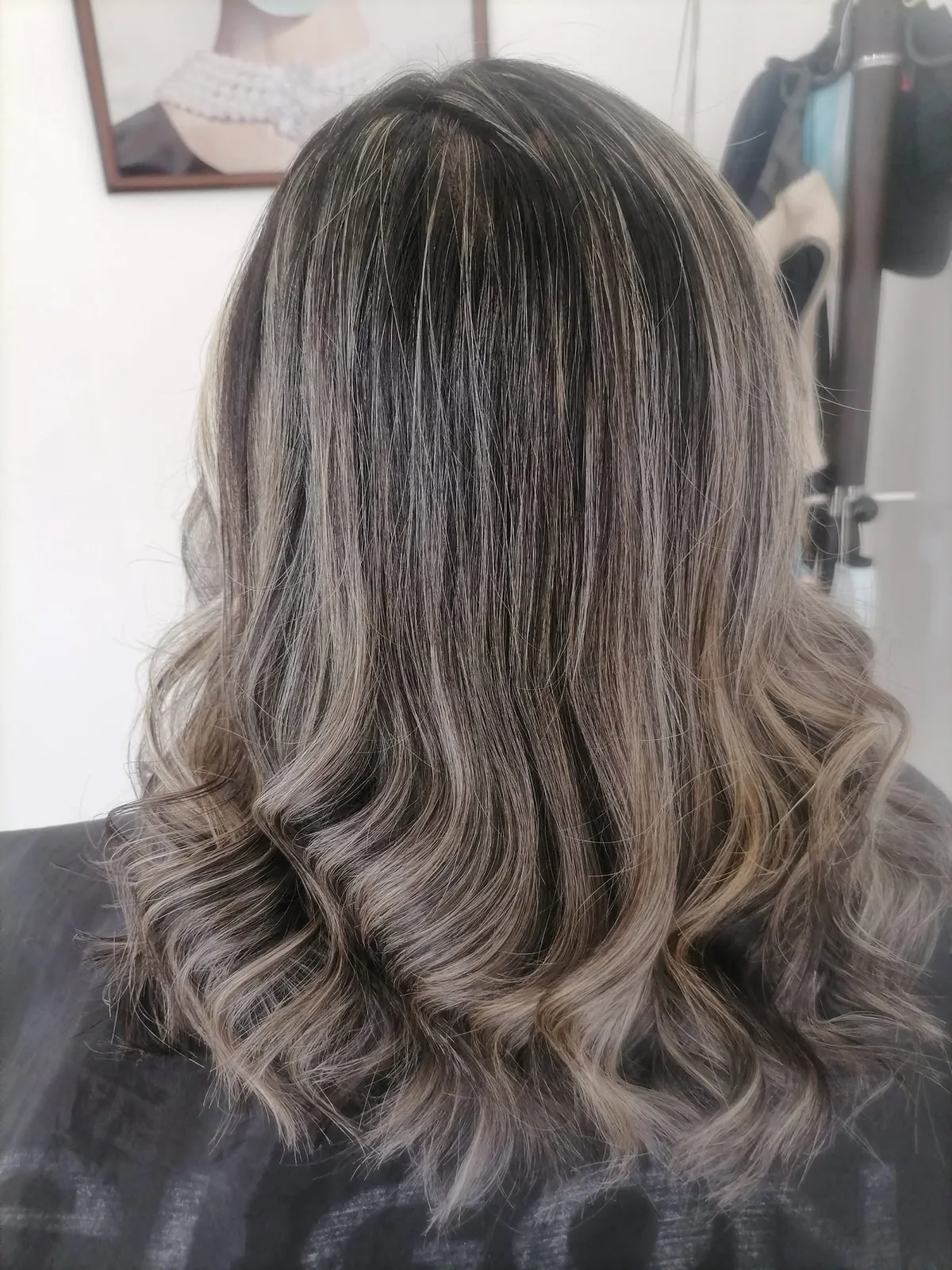 Cabello con balayage cenizo y ondas