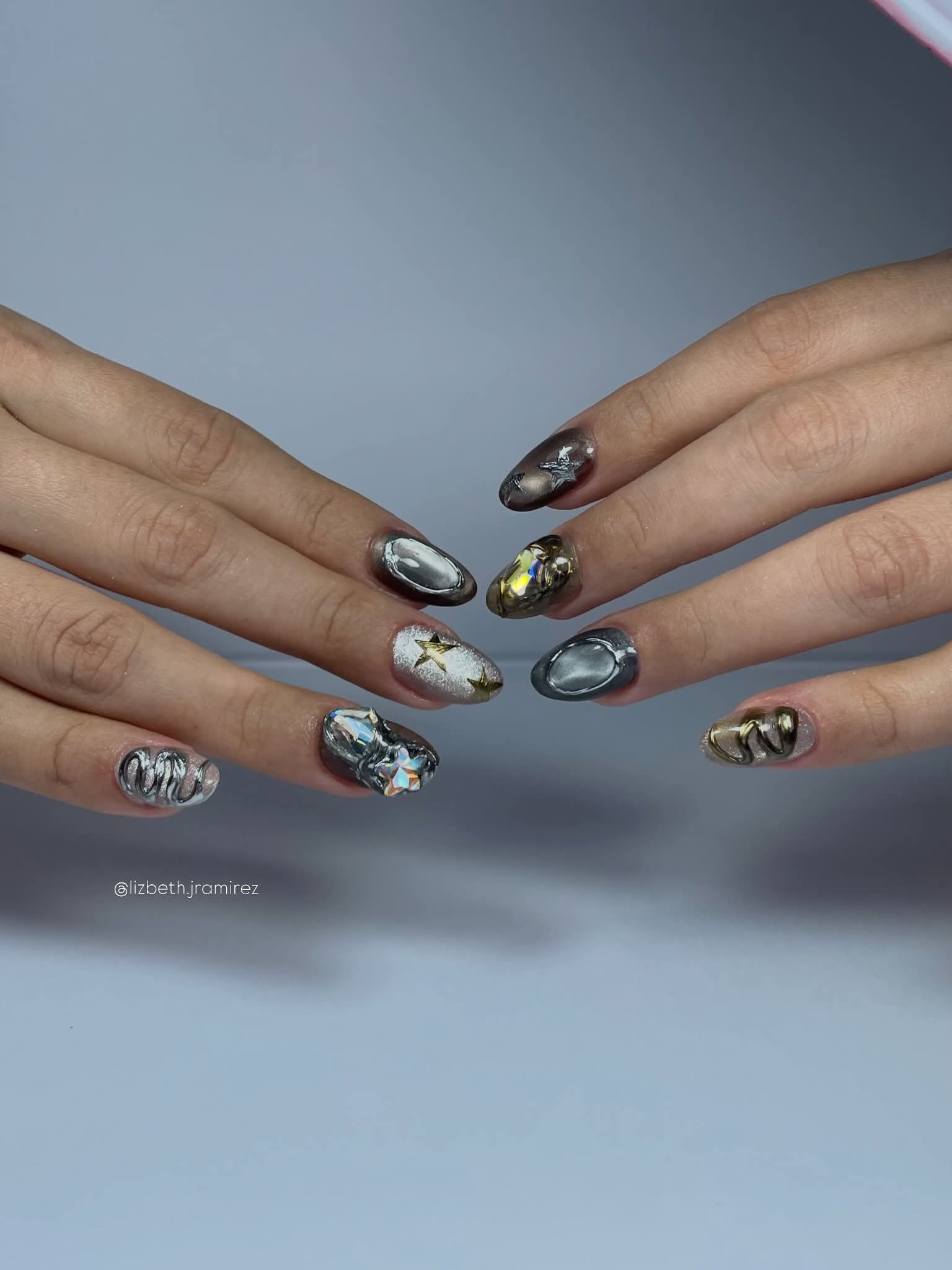 Uñas efecto cromo y plateado con detalles brillantes