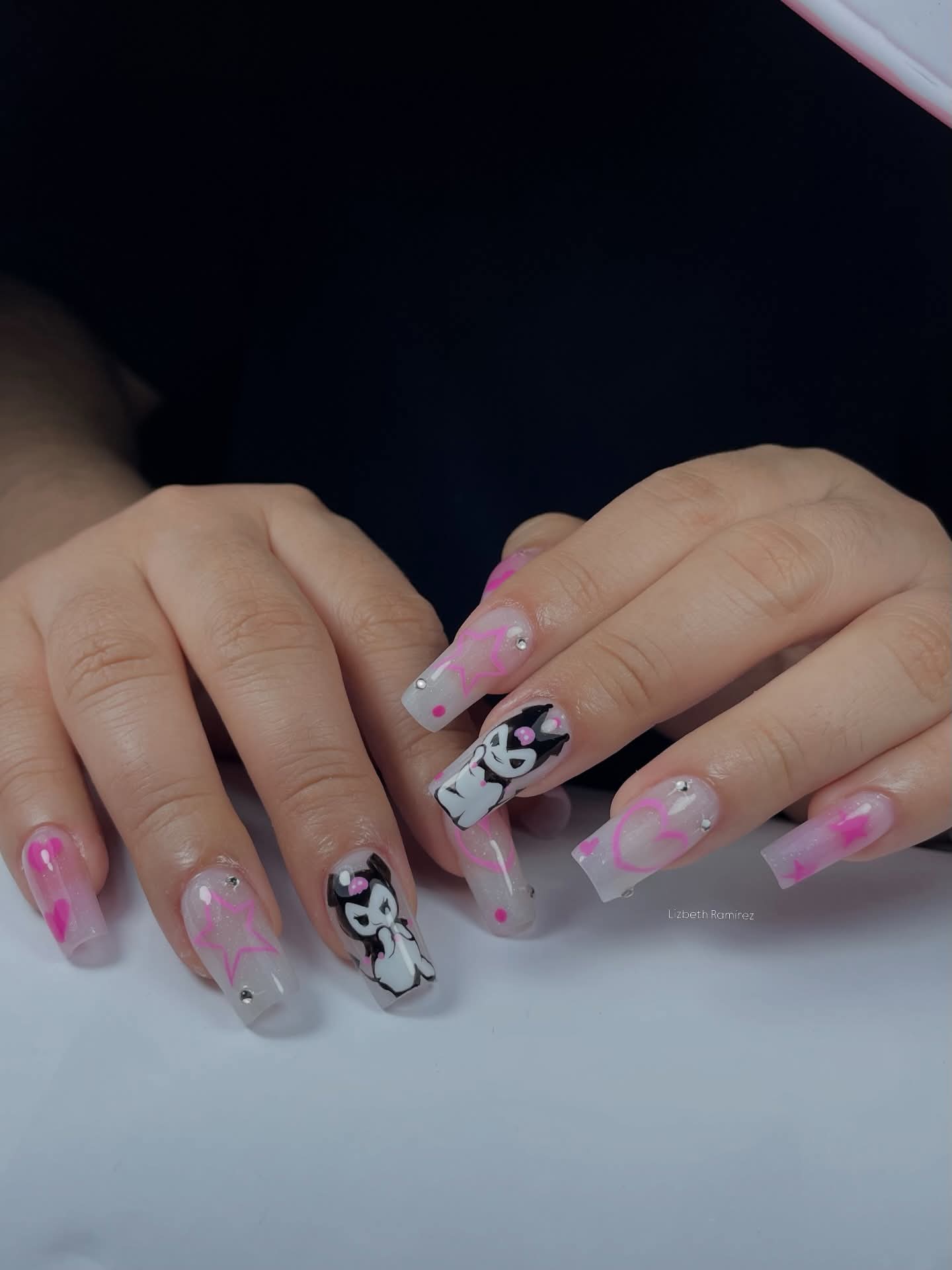 Uñas largas con diseño Kuromi y detalles rosa neón