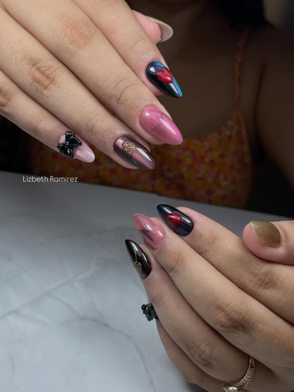 Uñas francesas blancas con flores azules pintadas a mano