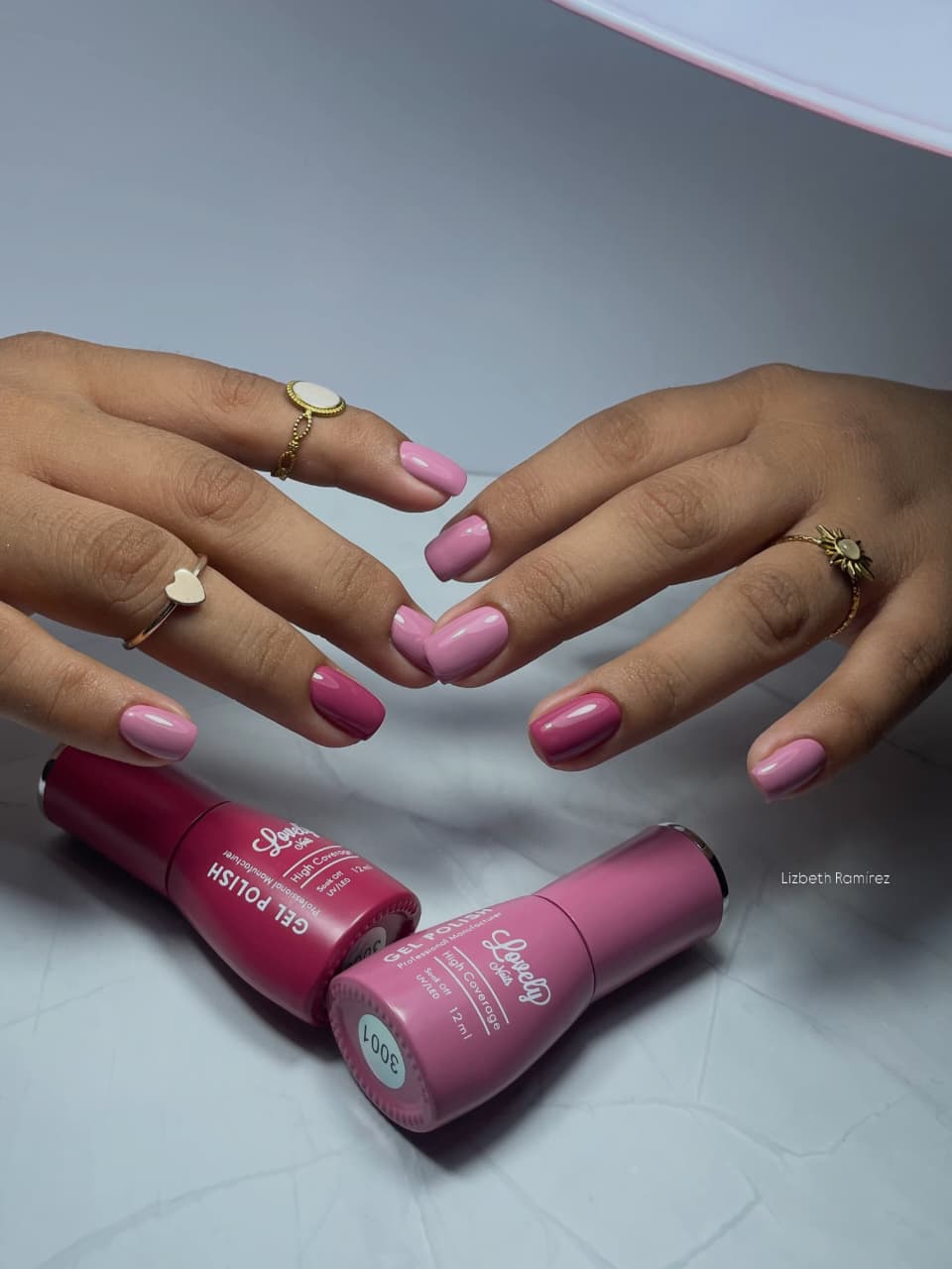 Diseño almendrado negro y rosa con corazones y brillo