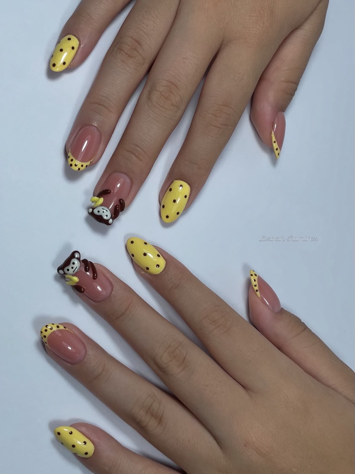 Uñas amarillas con lunares y diseño de monito en relieve