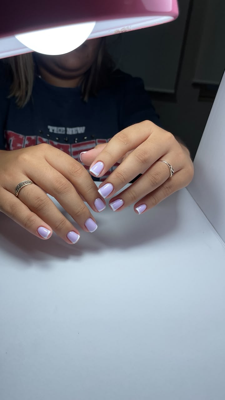 Uñas cortas efecto aperlado lila con francés blanco