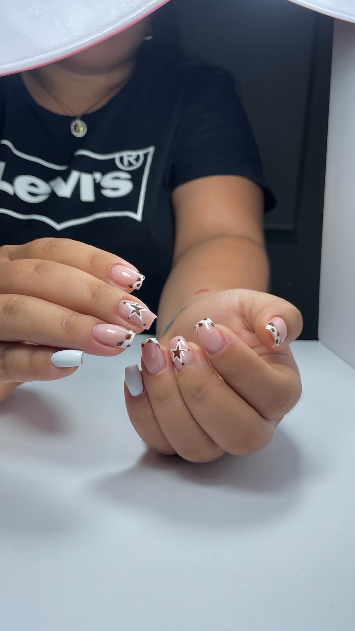 Uñas nude con vaquita, estrellas y detalles cafés
